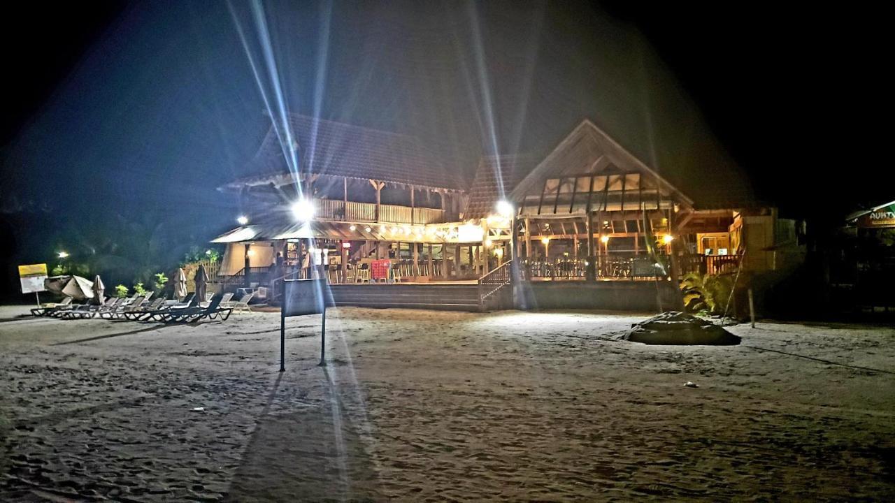 Yard Beach House Негрил Экстерьер фото